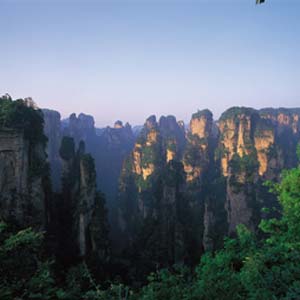 單獨(dú)成團(tuán)N線：張家界、天子山、寶峰湖、猛洞河漂流、鳳凰古城四晚五日湘西全景游